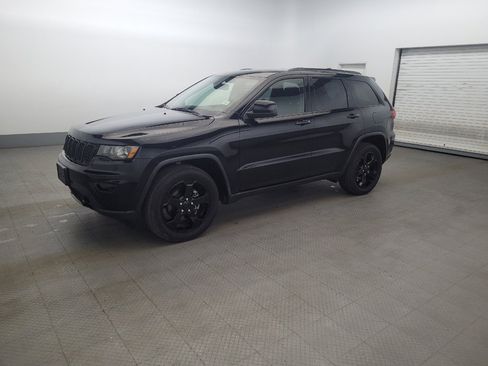 Used 2019 Jeep Grand Cherokee Laredo RWD image 2