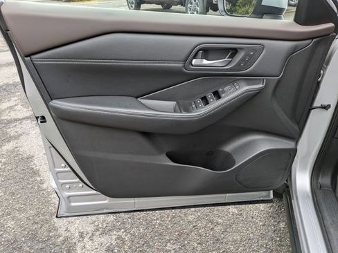 Used 2022 Nissan Rogue SL w/ SL Premium Package image 9