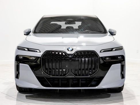 Used 2024 BMW 760i xDrive w/ Premium Package 2 AWD/4WD image 2
