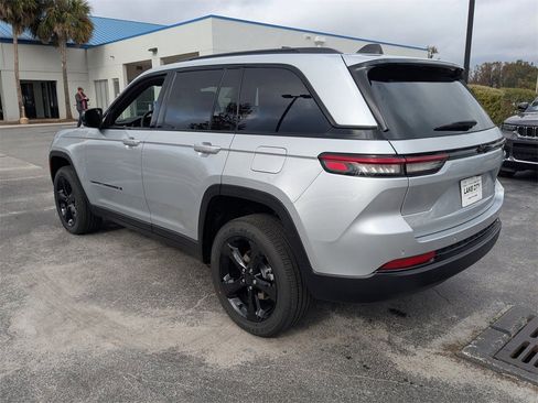 New 2025 Jeep Grand Cherokee Altitude image 5