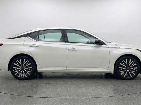 Used 2025 Nissan Altima 2.5 SV image 11