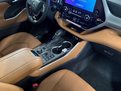 New 2026 Toyota Highlander Platinum AWD/4WD image 19