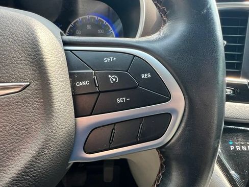 Used 2019 Chrysler Pacifica Touring-L FWD image 15