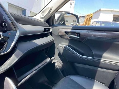 Used 2024 Toyota Highlander Platinum AWD/4WD image 33