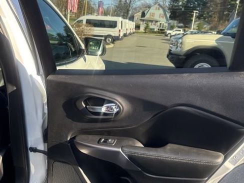 Used 2019 Jeep Cherokee Limited image 22