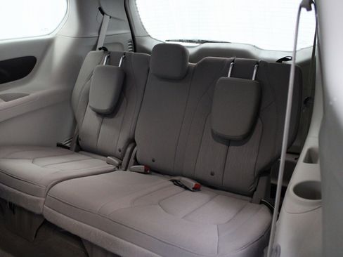 Used 2020 Chrysler Pacifica Touring w/ Advanced Safetytec Group image 16