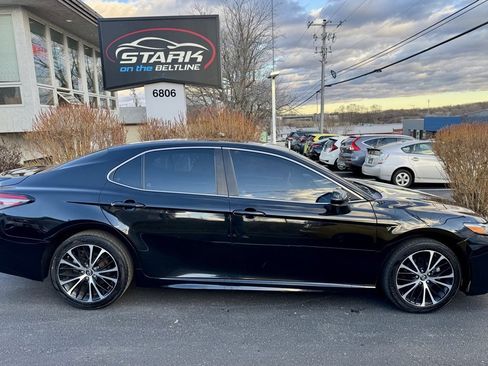 Used 2018 Toyota Camry SE image 1