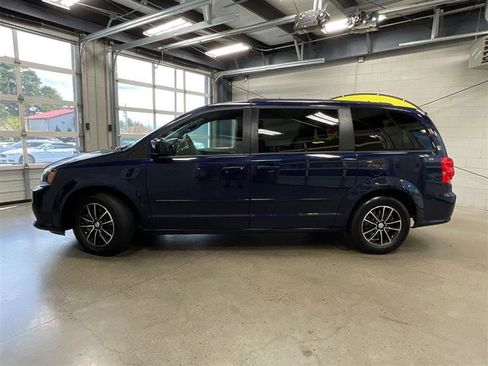 Used 2017 Dodge Grand Caravan GT image 2
