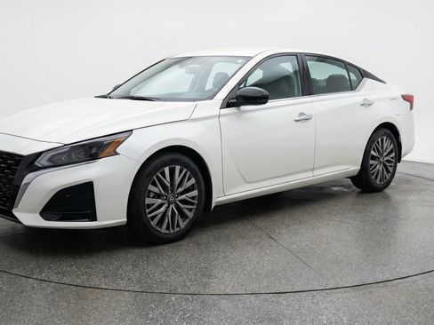 Used 2025 Nissan Altima 2.5 SV FWD image 3