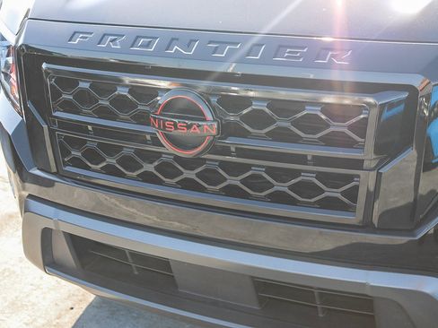 Used 2024 Nissan Frontier SV image 6