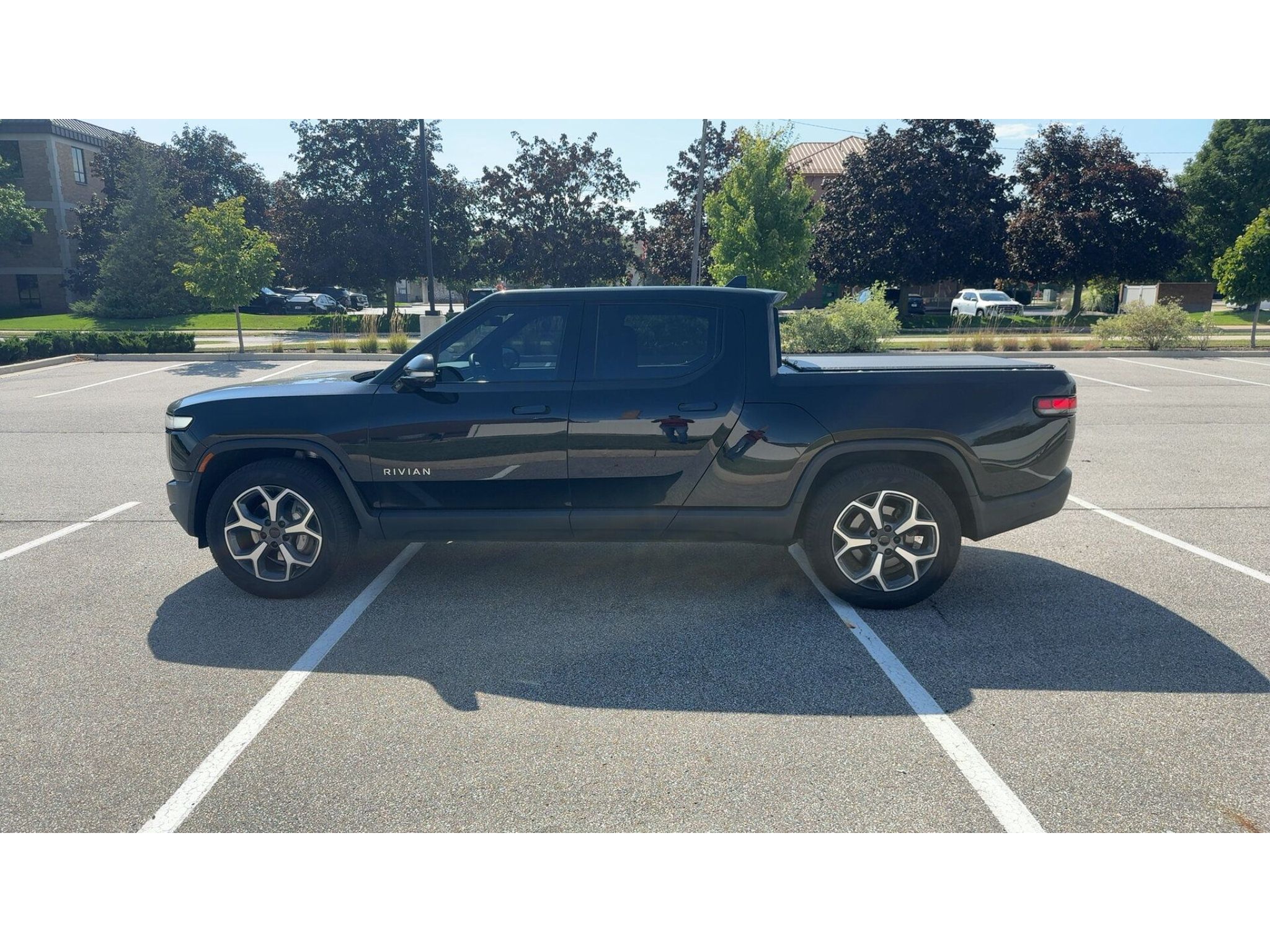 Used 2023 Rivian R1T Adventure Dual AWD/4WD image 2