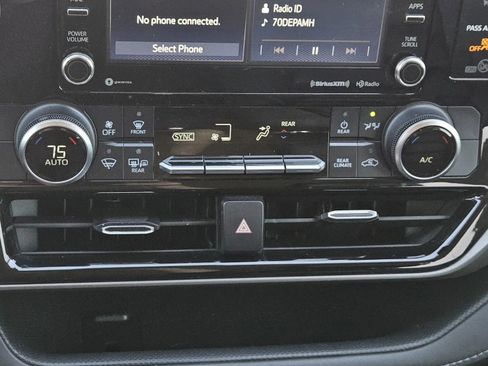 Used 2020 Toyota Highlander LE image 14