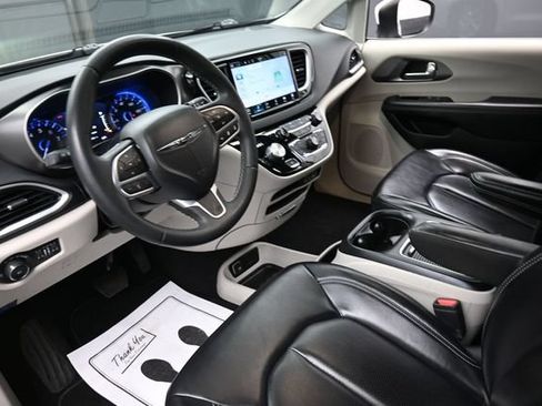 Used 2023 Chrysler Pacifica Touring-L FWD image 18