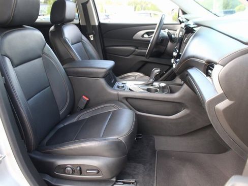 Used 2020 Chevrolet Traverse LT image 18