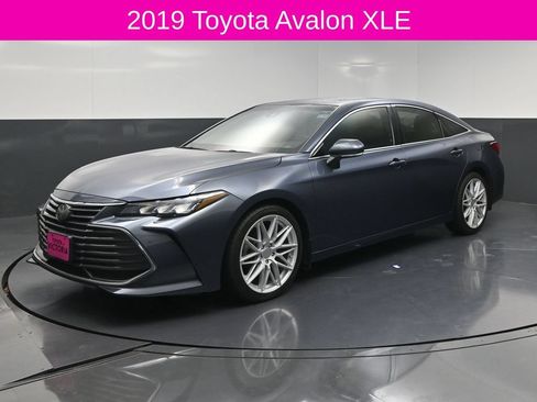 Used 2019 Toyota Avalon XLE w/ Moonroof Package FWD image 2