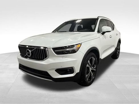 Used 2022 Volvo XC40 T5 Inscription w/ Climate Package image 4