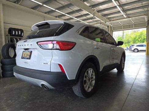 Used 2021 Ford Escape SE image 3