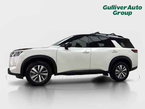 Used 2023 Nissan Pathfinder SL FWD image 2