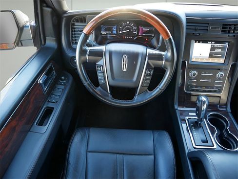 Used 2016 Lincoln Navigator Reserve image 13