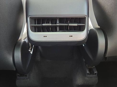 Used 2024 Tesla Model Y 2WD image 17