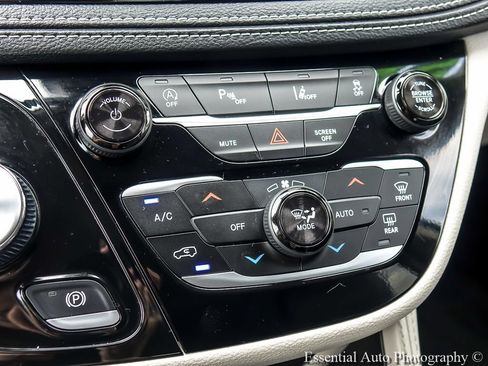Used 2024 Chrysler Pacifica Limited FWD image 25