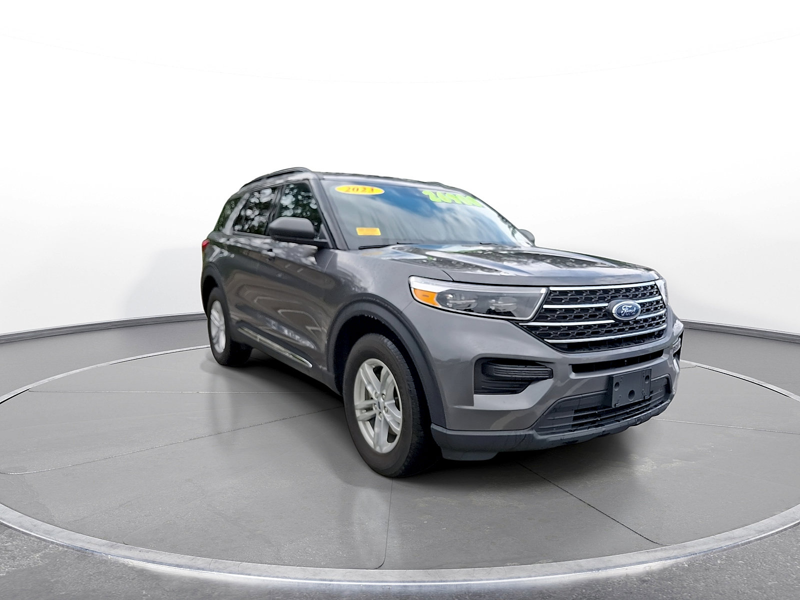 Used 2023 Ford Explorer XLT AWD/4WD image 2