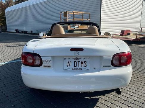 Used 2002 MAZDA MX-5 Miata Convertible 2D image 4