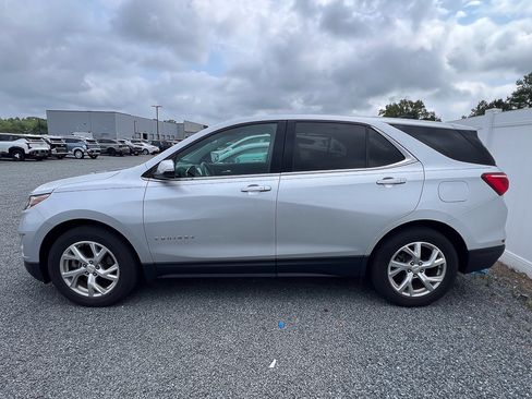 Used 2018 Chevrolet Equinox LT FWD image 2