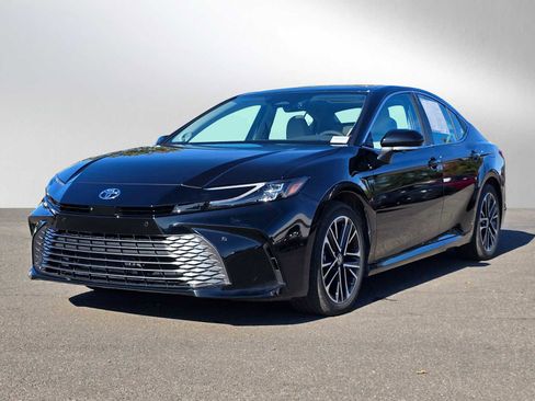 Used 2026 Toyota Camry XLE image 7