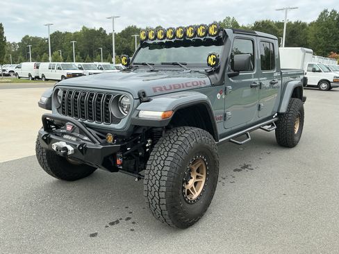 Used 2025 Jeep Gladiator Rubicon AWD/4WD image 4