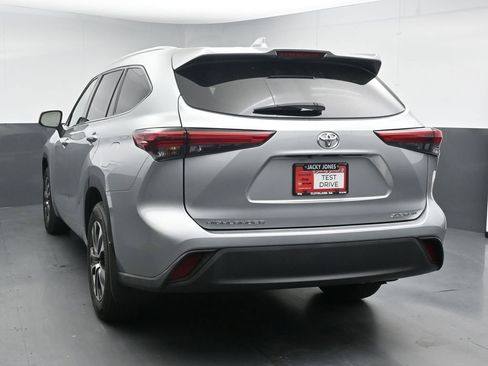 Used 2022 Toyota Highlander XLE AWD/4WD image 6