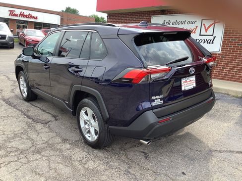 Used 2021 Toyota RAV4 XLE w/ Convenience Package image 5