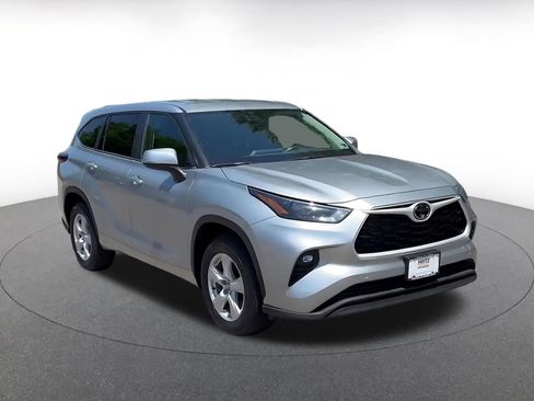 Used 2025 Toyota Highlander LE FWD image 3