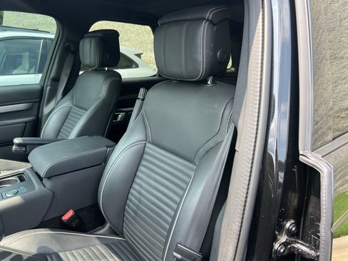 Used 2024 Land Rover Discovery Dynamic SE AWD/4WD image 17