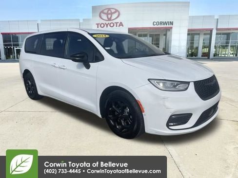 Used 2024 Chrysler Pacifica Select image 1