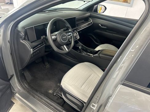 Used 2025 Hyundai Santa Cruz SE FWD image 3