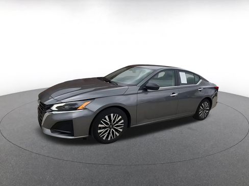 Used 2025 Nissan Altima 2.5 SV FWD image 7