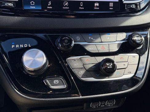 Certified 2025 Chrysler Pacifica Select image 27