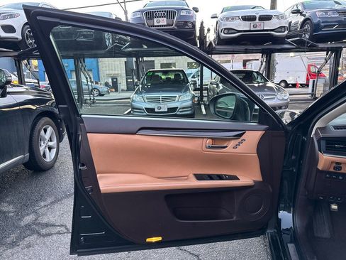 Used 2018 Lexus ES 350 w/ Navigation System Package image 11