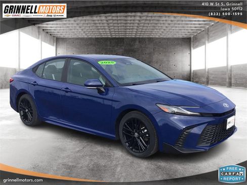 Used 2025 Toyota Camry SE image 3