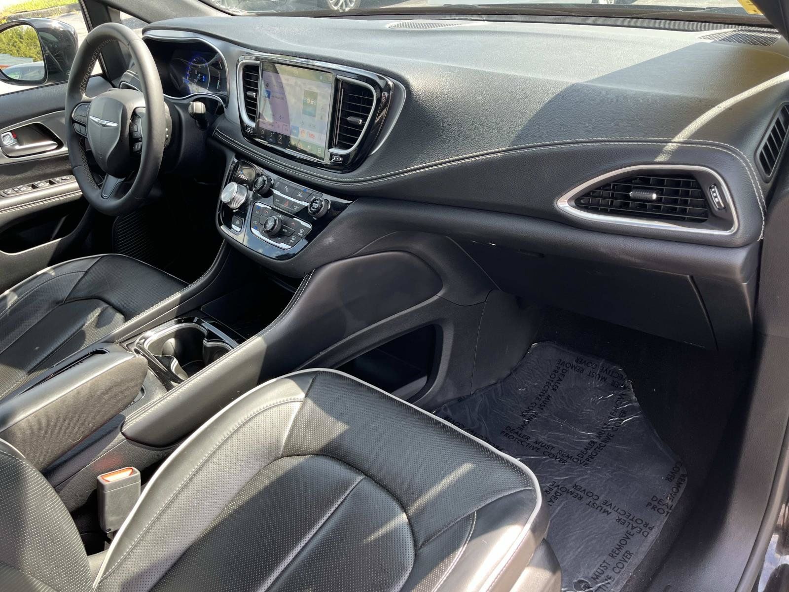 Used 2025 Chrysler Pacifica Limited FWD image 24