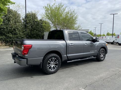 Used 2020 Nissan Titan SV w/ SV Convenience Package image 9