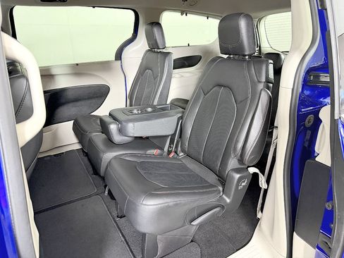 Used 2018 Chrysler Pacifica Touring-L w/ Tire & Wheel Group FWD image 35