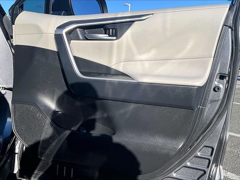 Used 2025 Toyota RAV4 XLE image 23