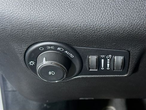 Used 2025 Jeep Compass Limited image 17