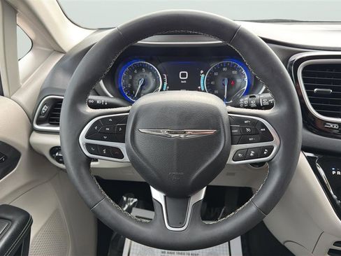 Used 2023 Chrysler Pacifica Touring-L image 20