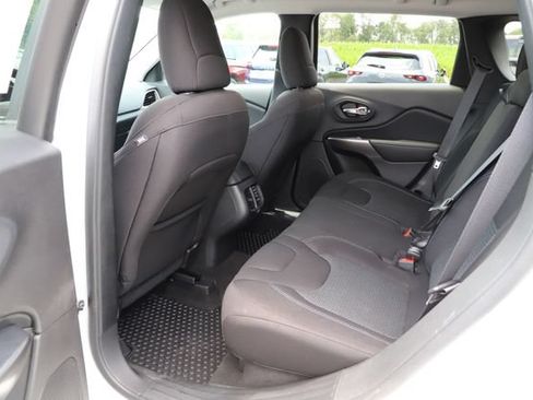 Used 2020 Jeep Cherokee Latitude w/ Cold Weather Group AWD/4WD image 16