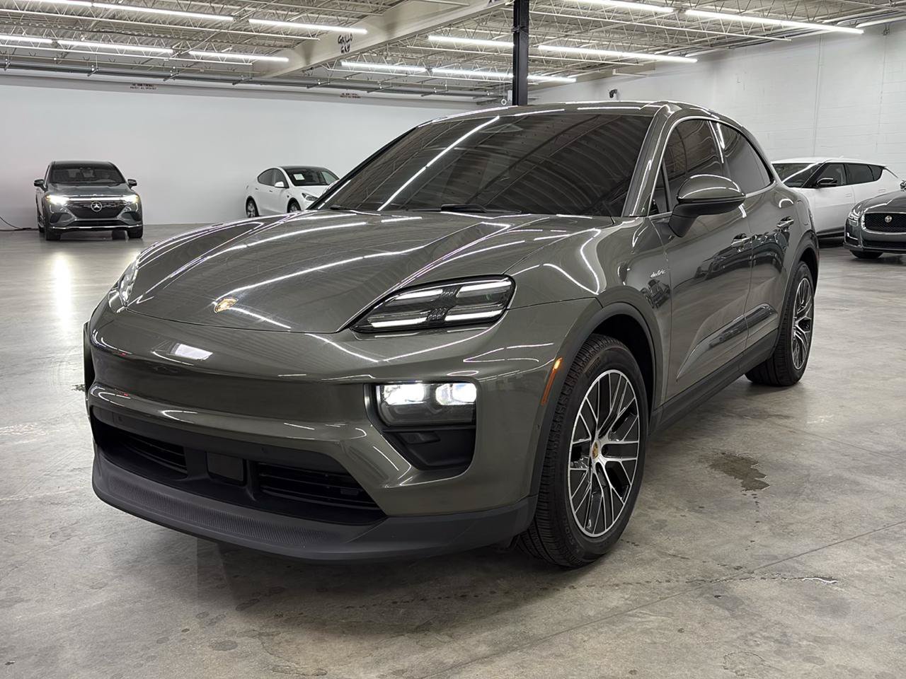Used 2025 Porsche Macan Electric w/ Premium Package RWD image 30