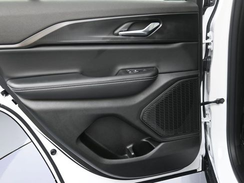 New 2025 Jeep Grand Cherokee Altitude image 23