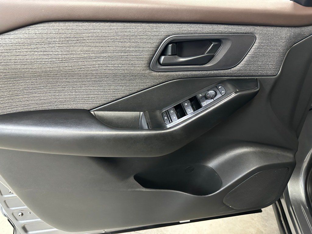 Used 2023 Nissan Rogue S FWD image 7